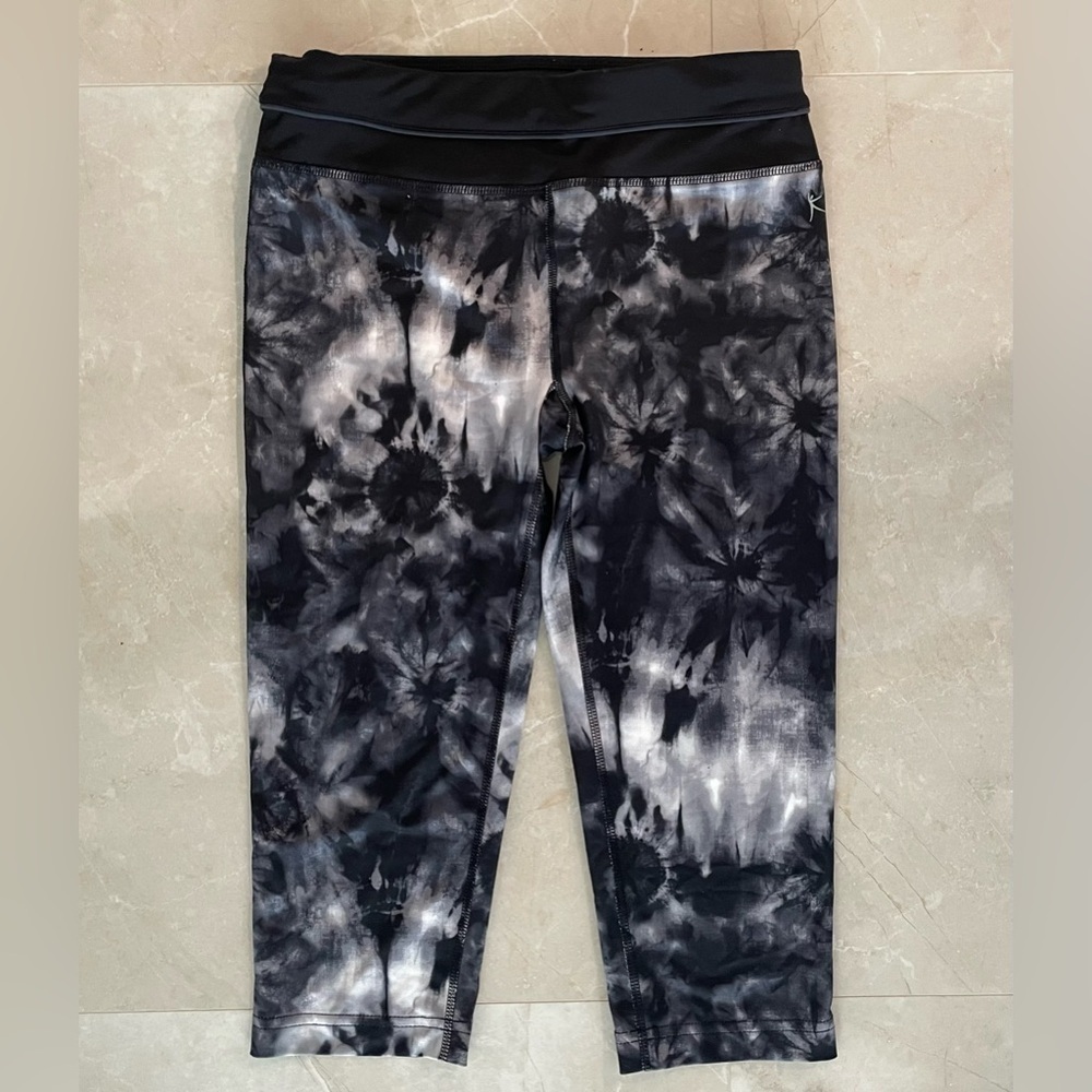Danskin Leggings Size Medium Black Gray Tie Dye Fitted Cropped Capri Comfy Soft